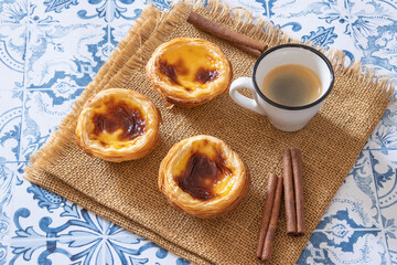 Pastel de nata et tasse de café sur une table en gros plan