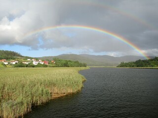 Doble arco iris sobre un río