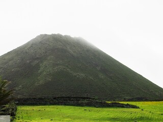 Volcán en la niebla