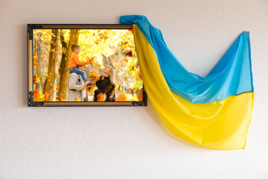 photo canvas with a family in autumn, the flag of Ukraine