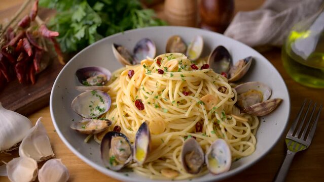 spaghetti alle vongole in bianco, pasta with clams