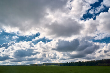 Fototapeta na wymiar view of a cloudy sky over the meadow