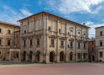 Obraz premium Palace of Nobili-Tarugi and Well of the Griffins and Lions in Montepulciano