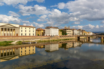 Fototapeta na wymiar Beautiful reflection of historical houses along the Arno river in Florence