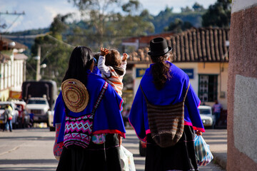 Dos mujeres y un niño indígena de Latinoamérica caminando. 2