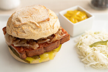 Leberkäsebrötchen mit Gurke und Zwiebeln