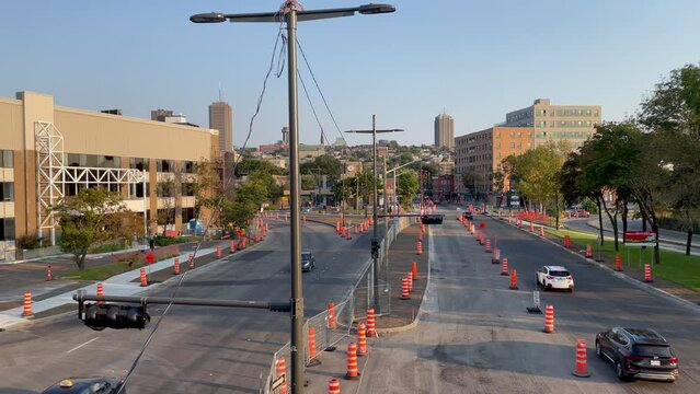 r&eacute;paration d'une rue avec des c&ocirc;nes	