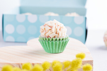 Brigadeiro branco, rosa em forma verde, fundo branco