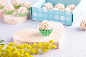 Brigadeiro branco, rosa em forma verde, fundo branco