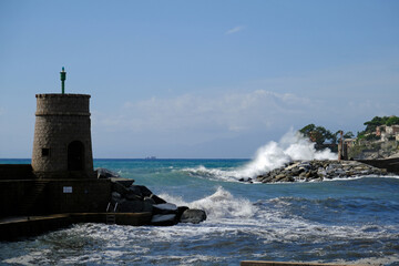 A Recco in una giornata con mare mosso un magico momento con le onde che si infrangono sugli scogli...