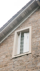 Obraz premium Ventana rústica de cuadrícula de madera blanca en casa rural
