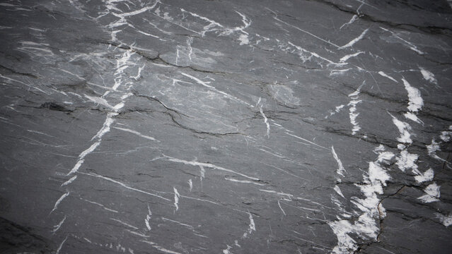 Bloques cuadrados de granito oscuro en dique