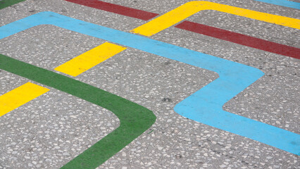 Líneas de colores en suelo de cemento