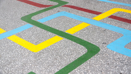 Líneas de colores en suelo de cemento
