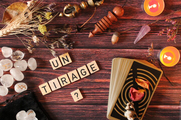 Tirage de cartes, Divination, Avenir, Cartes, ésotérique, 2023, vieux livre, fond ésotérique, symboles, signes, médium, médiumnité, pierre, lithothérapie, runes, pendule