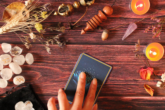 Tirage de cartes, Divination, Avenir, Cartes, &eacute;sot&eacute;rique, 2023, vieux livre, fond &eacute;sot&eacute;rique, symboles, signes, m&eacute;dium, m&eacute;diumnit&eacute;, pierre, lithoth&eacute;rapie, runes, pendule