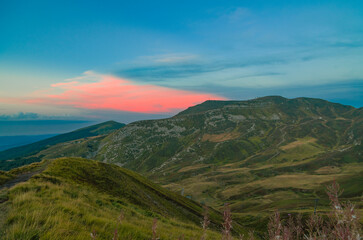 Paesaggio di montagna al tramonto in Appennino