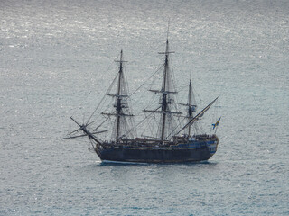 Fototapeta na wymiar Arrivée dans le port Lympia à Nice du plus grand voilier en bois du monde. Le götheborg est un navire suédois qui a accosté quelques jours sur la Côte d'Azur