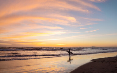 Fototapeta na wymiar Surfer Sunset Silhouette in Huntington Beach 