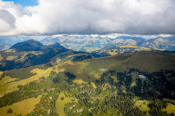 Fototapeta premium Survole de la Suisse et des Alpes en petit avion