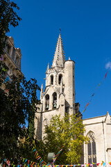 Fototapeta na wymiar Basilique Saint-Pierre sur la Place Carnot à Avignon