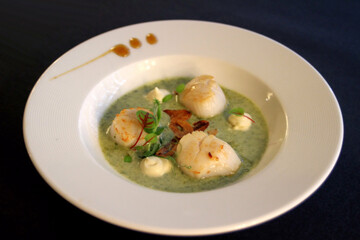 Saint Jacques grillées, velouté de cresson, crème d'ail confit, ail frit
