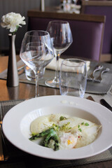 Oeuf poché, asperge verte et vaporeux de chavignol