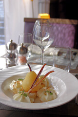 Poire pochée, biscuit mirliton aux amandes, mousse chocolat blanc au siphon