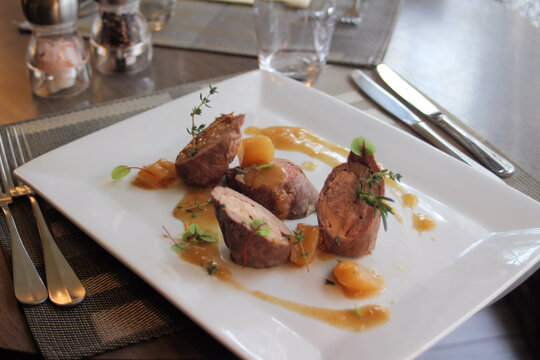 Ballotine de canard farci au foie gras et poire, sauce &agrave; la poire