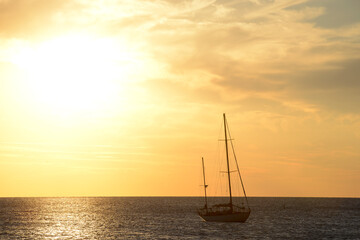 un bateau à voile au mouillage pendant le coucher de soleil - Méditerranée	