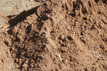 Rotbrauner trockener Boden bei Sonne