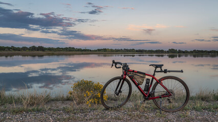 Obraz premium gravel bike with head and tail lights on a dirt road in Colorado countryside