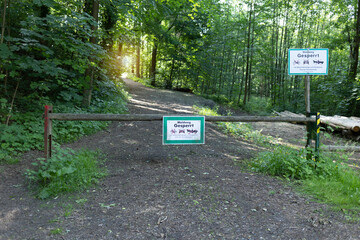 Waldweg gesperrt Schild