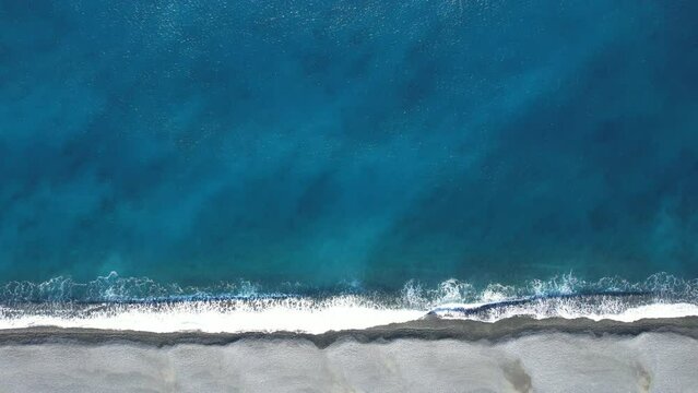 vagues cassant sur la plage de Nonza - Cap Corse