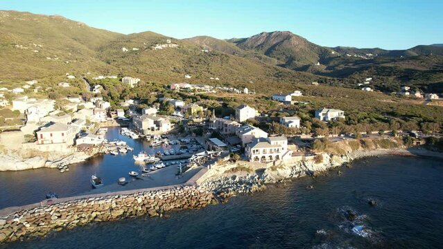 un panorama calme sur le port de Centuri et le village de p&ecirc;cheurs - Cap Corse Haute-Corse