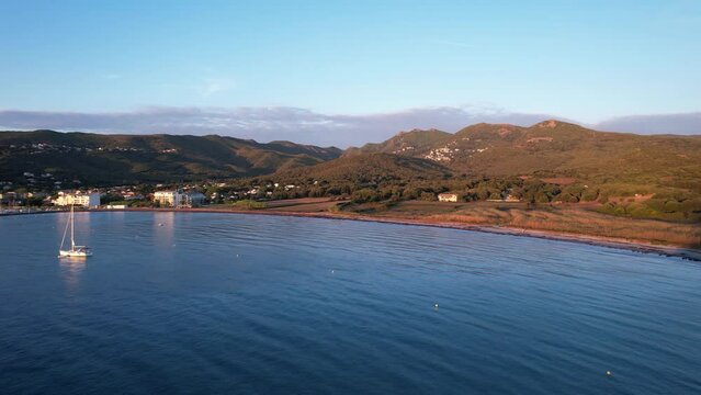 lever de soleil calme au dessus de la M&eacute;diterran&eacute;e avec une vue sur la plage de Macinaggio - Cap Corse Haute-Corse