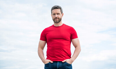 Fototapeta premium guy in red shirt outdoor on sky background