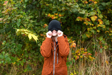 Naklejka premium child in autumn park