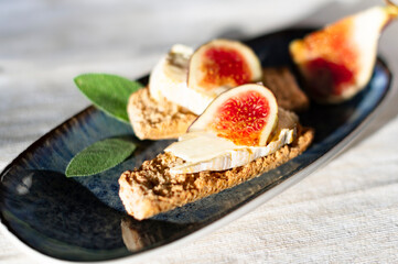 Camembert Käse mit Feige und Brot auf dem Teller