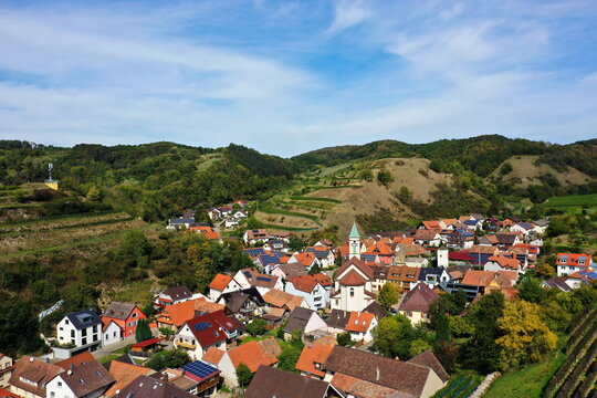 Luftaufnahme von Schelingen am Kaiserstuhl mit Blick auf die Weinberge. Schelingen, Vogtsburg am Kaiserstuhl, Breisgau, Schwarzwald, Freiburg, Baden-W&uuml;rttemberg, Deutschland.