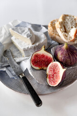 Feigen mit K&auml;se, Baguette auf dem Teller