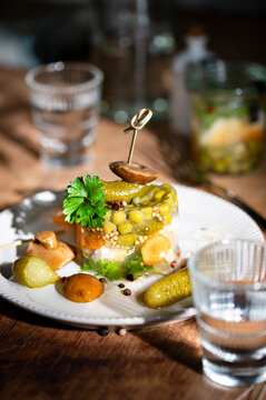 Kleiner Vodka mit Aspik und eingelegten Pilzen