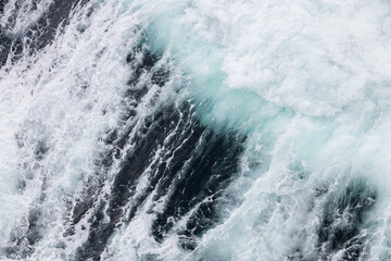 Obraz premium Waves in the ocean from a ship 