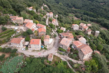 Fototapeta premium village typique et pittoresque de Corse en vue aérienne - Corse-du-Sud