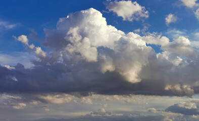 Grandi nuvole bianche nel cielo azzurro