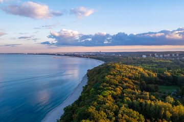 Piękny zachód słońca nad zatoką Gdańską widziany od strony Gdynia Orłowo w stronę Gdańska, zdjęcie lotnicze  z drona - obrazy, fototapety, plakaty