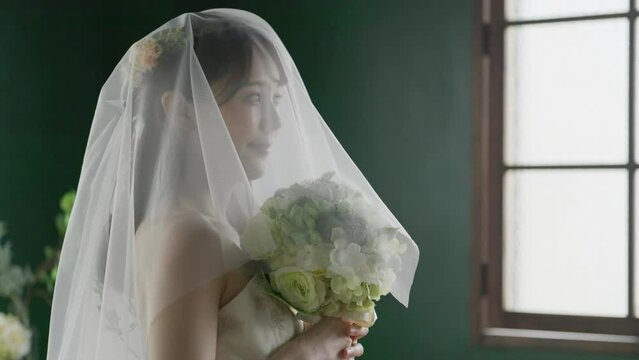 スローモーション　ウェディングドレスを着た花嫁（新婦・女性・結婚式）