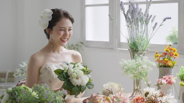 スローモーション　ウェディングドレスを着た花嫁（新婦・女性・結婚式）