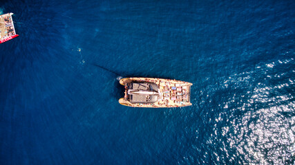 Fotos aéreas de catamarán de recreo en La Playa de Masca y Acantilado de Los Gigantes, Tenerife.