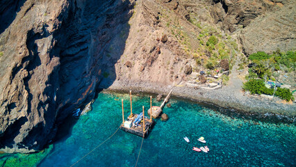 Foto aérea de las obras del embarcadero de la Playa de Masca, Tenerife. Acantilado de Los Gigantes.